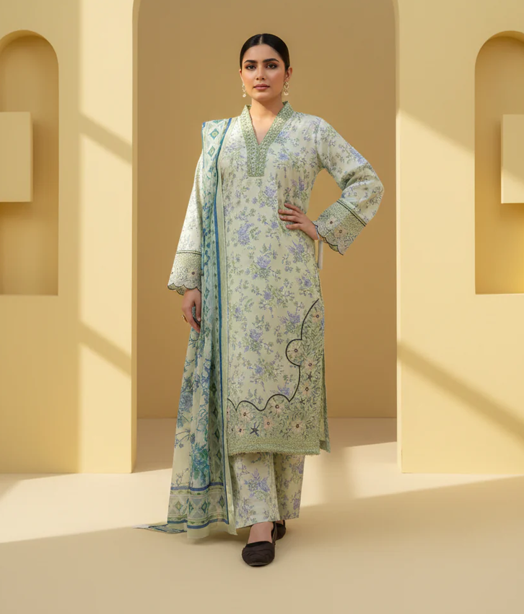 White printed 3 piece with embroidered border